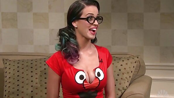 Hailey brincando com mulheres coroas porno suas mamárias moles