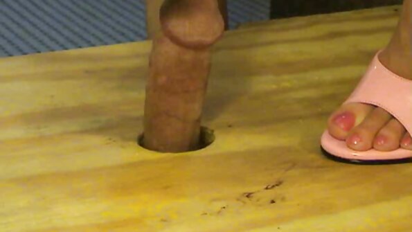 Uma jovem bonita vai para a foda suja vídeo pornô de coroas gostosas em troca de dinheiro