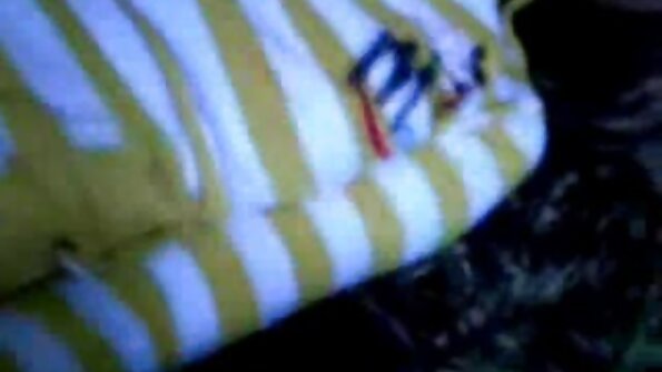 A fofa Nikki F remove videos de sexo gratis coroas lentamente o vestido extravagante de fada na Only Opaques