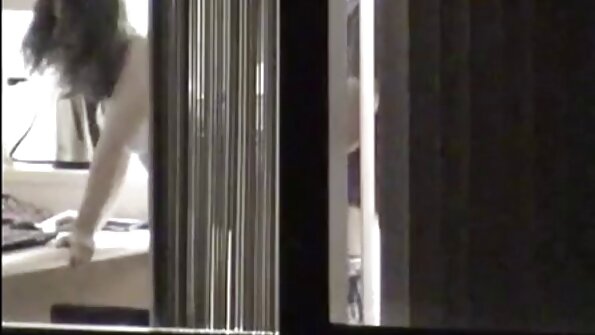 O espanhol de 18 anos excitado de Angeles vídeo pornô caseiro das coroas chupa um pau duro