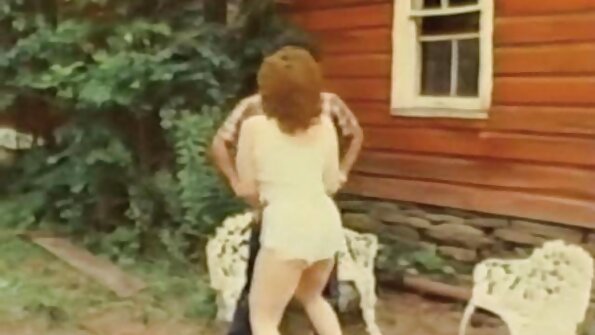 Sarah McDonald provocando em lingerie preta ao ar livre filme de sexo de mulher velha