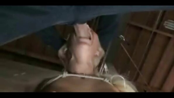 A gostosa Kat Young filme pornô só com as coroas acaricia sua boceta enquanto toma um bom banho quente