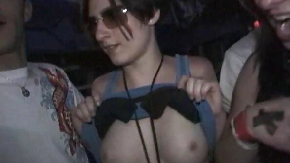 Mai se pega no sofá vídeo de pornô das coroas e traz o coelho para terminar