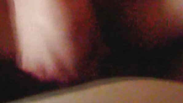 Há algo de QUENTE nas camisetas brancas cobertas de babyoil! Veja como sua camisa fica transparente quando vídeo pornô caseiro com coroas um pouco é adicionado!