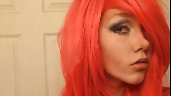 Britney, do SpunkyAngels, brinca com vídeos pornô de coroas ela mesma