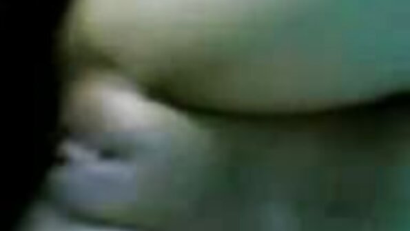 Megan Rain sexo videos de coroas gratis é sensual de preto enquanto se despe na cama