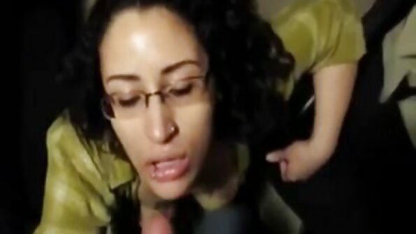 Pacinos Adventures: Layla vídeo pornô com coroas gostosas gosta de brincar sozinha em cima de uma cadeira de couro