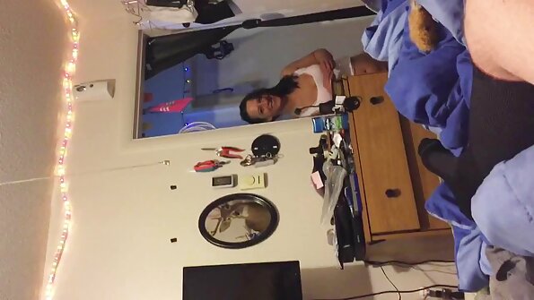 Kitty se empala vigorosamente com a longa haste de plástico até que seu pargo vídeo pornô de coroas de 50 anos está remexendo como um louco e ela geme como uma cantora de ópera