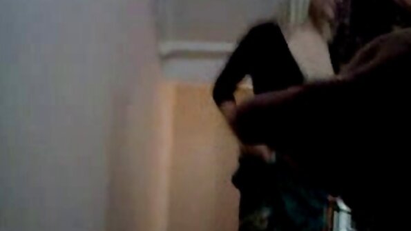 Veja como esta garotinha vídeo pornô com as coroas gostosas está fodendo com seu encanador