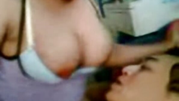 Adolescentes britânicos quentes tiram vídeo pornô com coroas o biquíni sexy e começam a se lavar