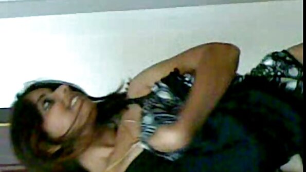 Sarah Peachez brincando no vídeo pornô de mulher madura banheiro