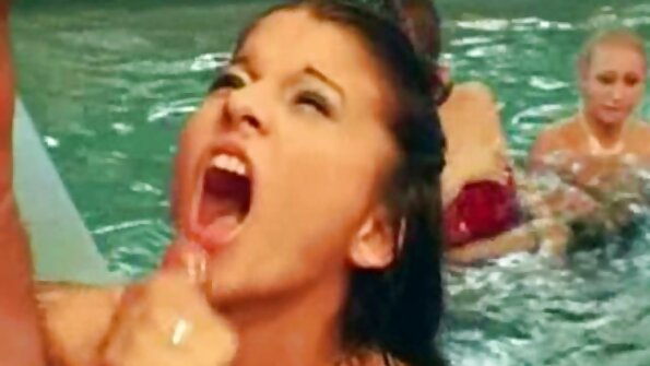 Veja Shyla Jennings videos pornos coroas contar uma pequena história sobre uma experiência que teve com uma namorada dela enquanto tirava todas as suas roupas. Vamos, pessoal, é hora da história!