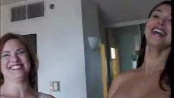 Pamela Spice tira a roupa videos pornos coroas brasileiras de colegial e se molha