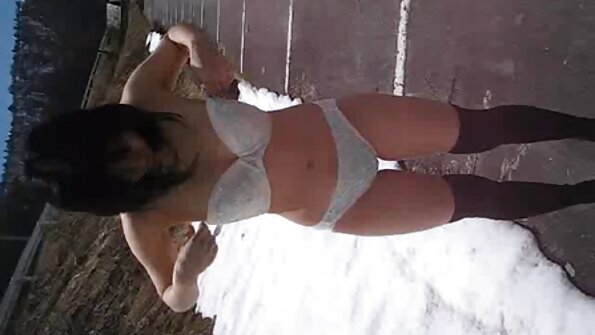 Summer St Claire exibindo seu vídeo pornô brasileiro de coroas corpo quente em lingerie preta