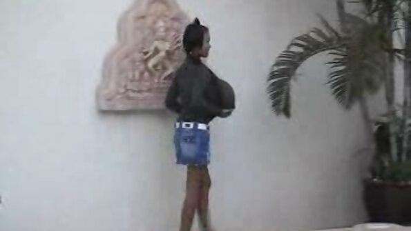 Lil Lexy - adolescente pequena e inocente dá um belo boquete, vídeo pornô com coroas negras em seguida, leva-o em sua boceta profundamente e com força
