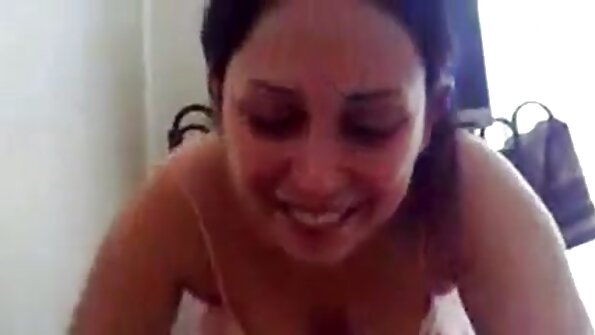 Aston brinca consigo pornodoido coroas mesma vestindo nada além de sua calcinha de malha transparente