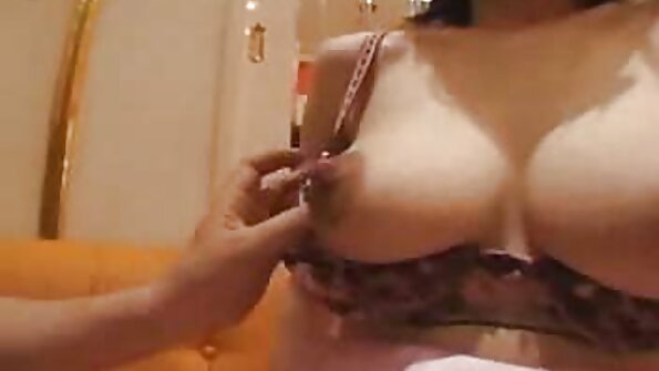 Tia Cyrus tocando vídeo de pornô as coroas sua doce buceta