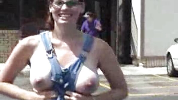 Vídeo caseiro gostoso com adolescente amador queimado de sol com peitos incríveis pegando pornor coroas um pau