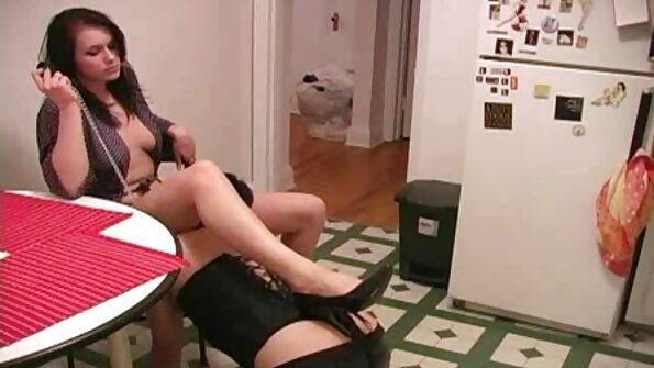 Uma adolescente tailandesa magra permite que uma vídeo pornô com coroas gostosas massagista pervertida percorra seu corpo pequeno