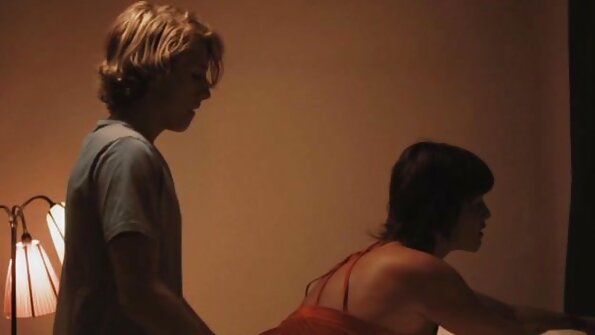 Taylor Mathews - Tesão Taylor Mathews filmes pornos maduras em sua lingerie subindo na escada