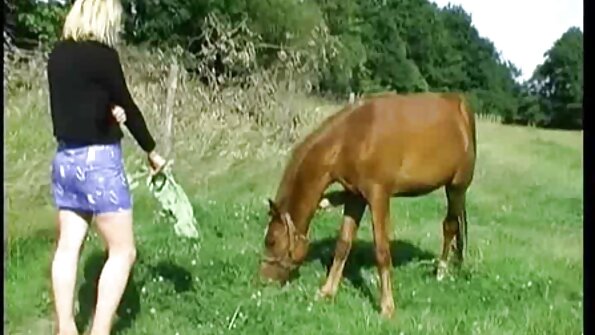 Anne adorável se tocando e se masturbando no filmes pornô coroas sofá