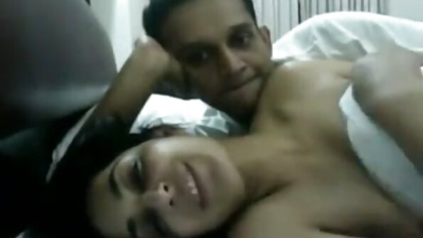 Petite latina Cande Chavez videos de sexo com mulheres coroas transa com sua babaca com desejo