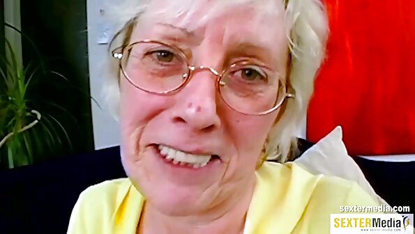 Linda garota de biquíni tirando a roupa vídeo pornô de coroas casadas