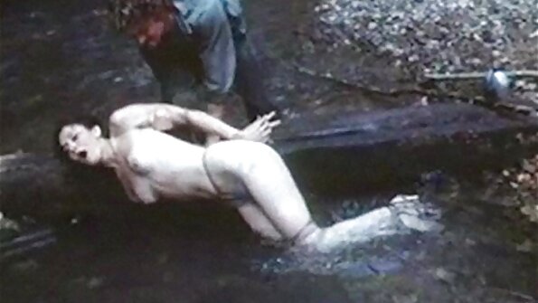 No Dia dos vídeo pornô de coroas de 60 anos Namorados ela nos oferece um strip-tease de webcam