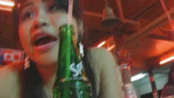 Adolescente amador com tesão fode um vídeo pornô caseiro das coroas pau duro