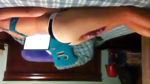Lucy Anne tira a roupa na vídeo pornô coroas gostosas piscina