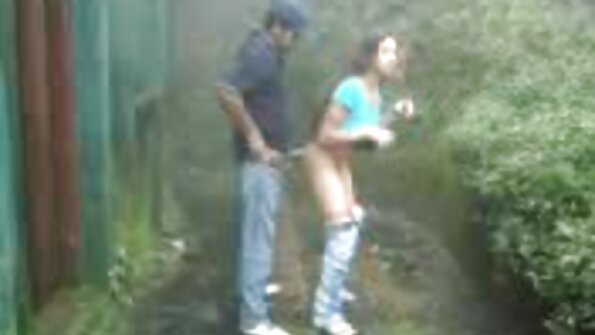 A filmes porno com mulheres maduras pequena April tocando sua buceta apertada