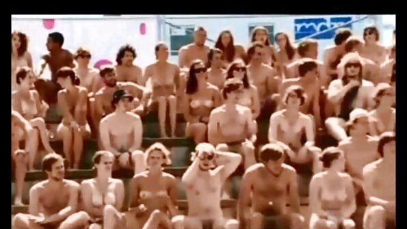 Latina safada Gigi Spice se masturba e esguicha filmes pornô coroas em sua boneca preta